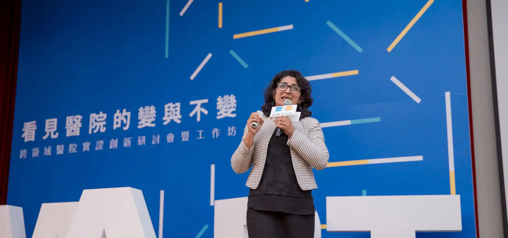 [台北活動攝影]講者臉上的光影，在專業活動攝影師默德的離閃控制下，變的更為立體，活動攝影照片再也不用怕那麼昏暗