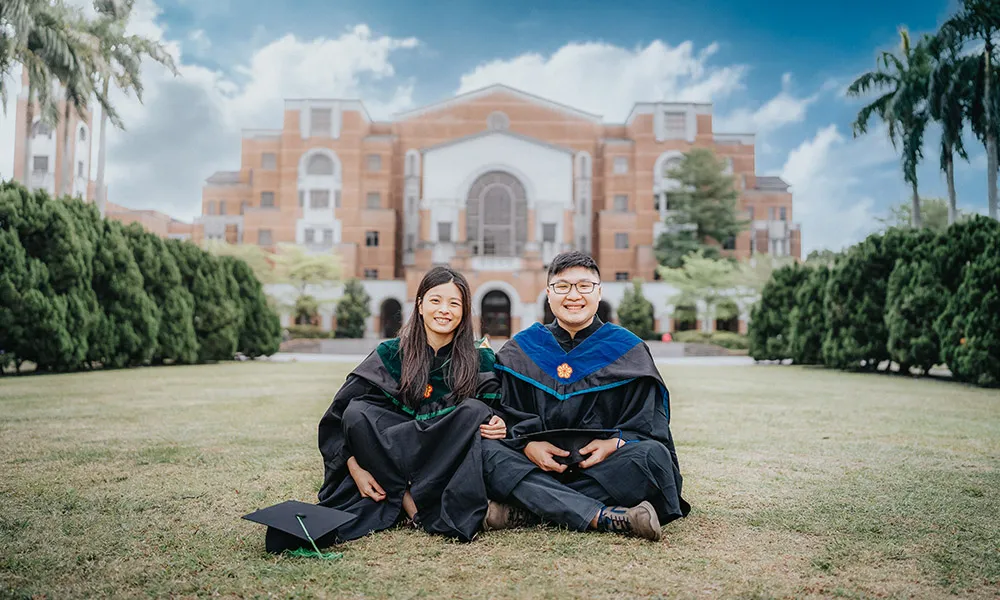 [台大情侶畢業寫真]畢業照也可以兩人甜甜蜜蜜的拍，情侶推薦也找攝影師紀錄下青春的回憶