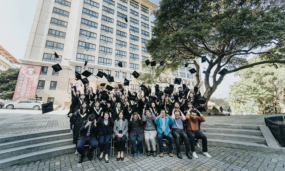 [台北畢業照攝影師]文化大學畢業生推薦攝影師，時間好安排及配合