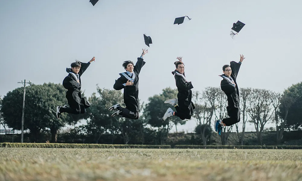 [雲林畢業攝影]虎尾科技大學畢業照，畢業生開心的跳起來丟帽子，象徵離開學生生活