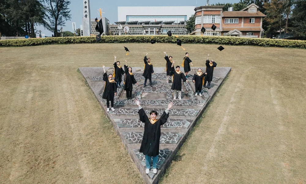 [中央大學畢業照推薦]空拍機也是默德畢業攝影的標配，由空中往下拍的感覺更不一樣