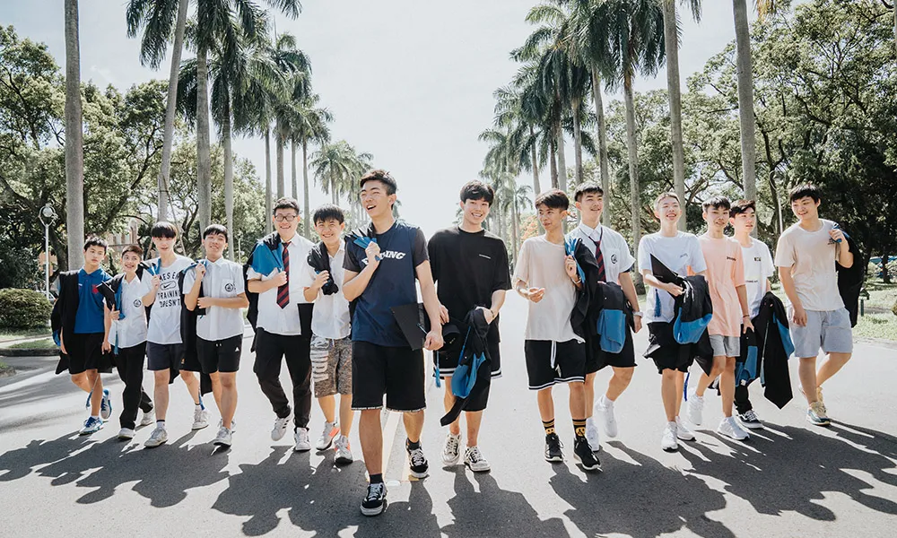[畢業照攝影收費]學生們開心的走在台大椰林大道上，這自然開心的畫面是攝影師默德擅長補捉的