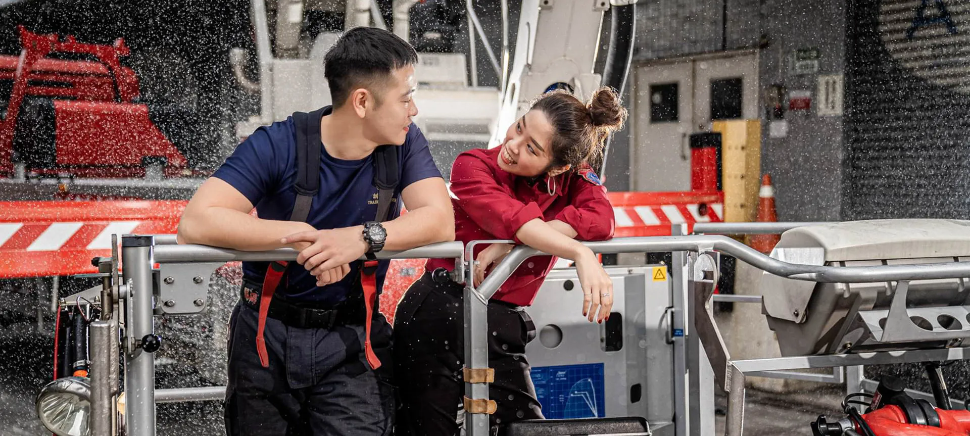 [家庭月曆攝影]消防情侶在雨天拍攝，背後的水珠超級浪漫