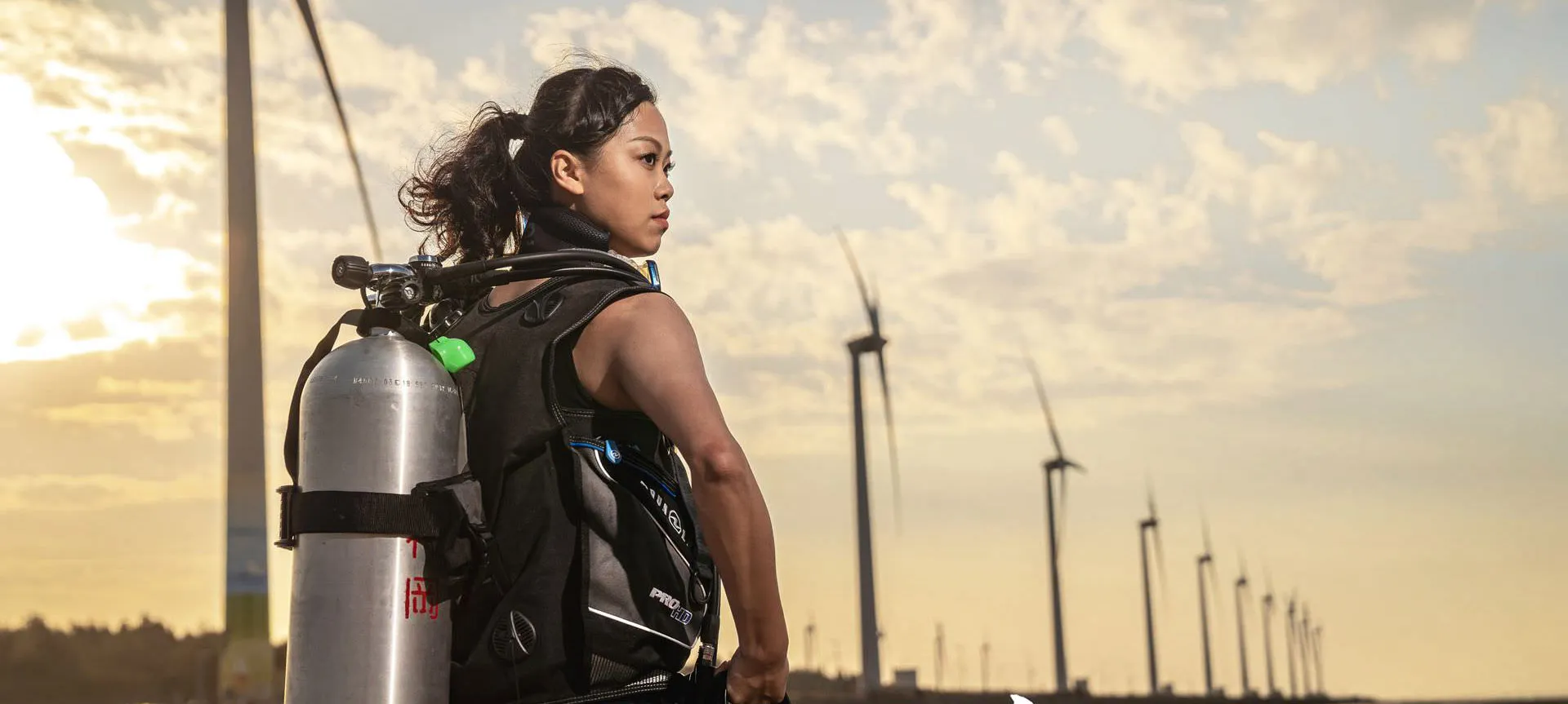 [形象月曆攝影]女性消防員不只有美，更展現專業，照片是背著氣瓶的女消防圓在海邊拍攝