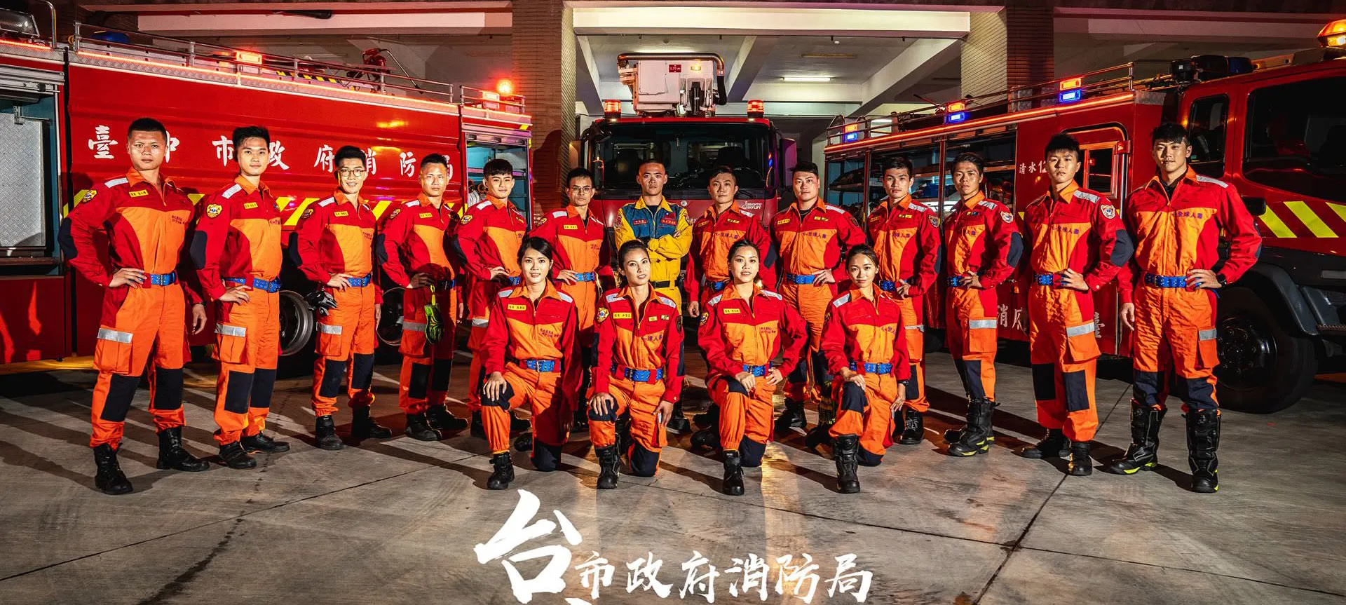 [形象月曆攝影]台中形象月曆攝影師，拍攝消防猛男月曆，專業攝影師在晚上也能合拍攝高質感月曆