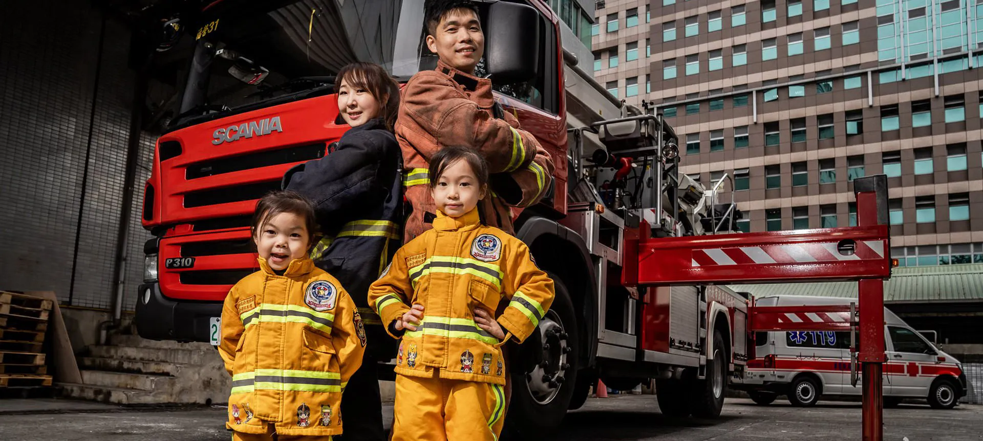 [家庭月曆攝影]一個消防隊就像一個大家庭，大家感情都很好，相約拍攝家庭月曆，分隊長帶著太太侑小孩在雲梯車前拍照