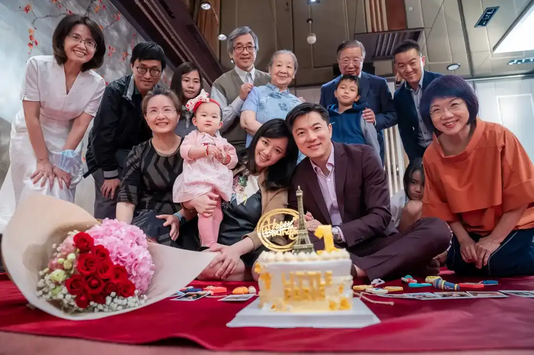 抓周全家福寫真 - 爸爸媽媽穿著中式禮服與寶寶的溫馨合影 - [默德攝影工作室]