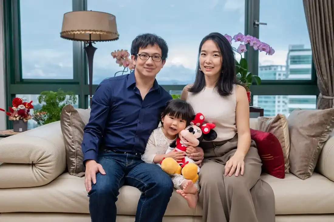 質感室內全家福 - 擁有落地窗景的客廳中一家三口幸福合影 - 默德攝影工作室