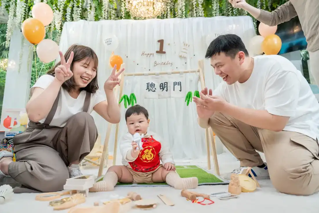 台北青青食尚花園，傳統抓周儀式紀錄 - 寶寶爬過聰明門寓意聰明伶俐的動態捕捉 - [默德攝影工作室]