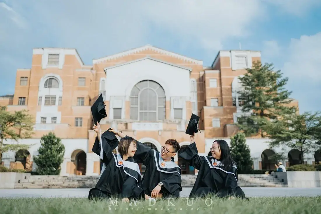 台灣大學畢業寫真-三五好友在台大總圖前合照，自然的日系風 - 默德攝影工作室