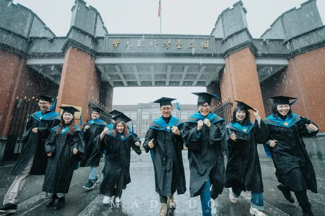 師範大學碩士畢業生，不畏風雨，在大雨中奔跑，拍下另類的畢業照 - 默德攝影工作室