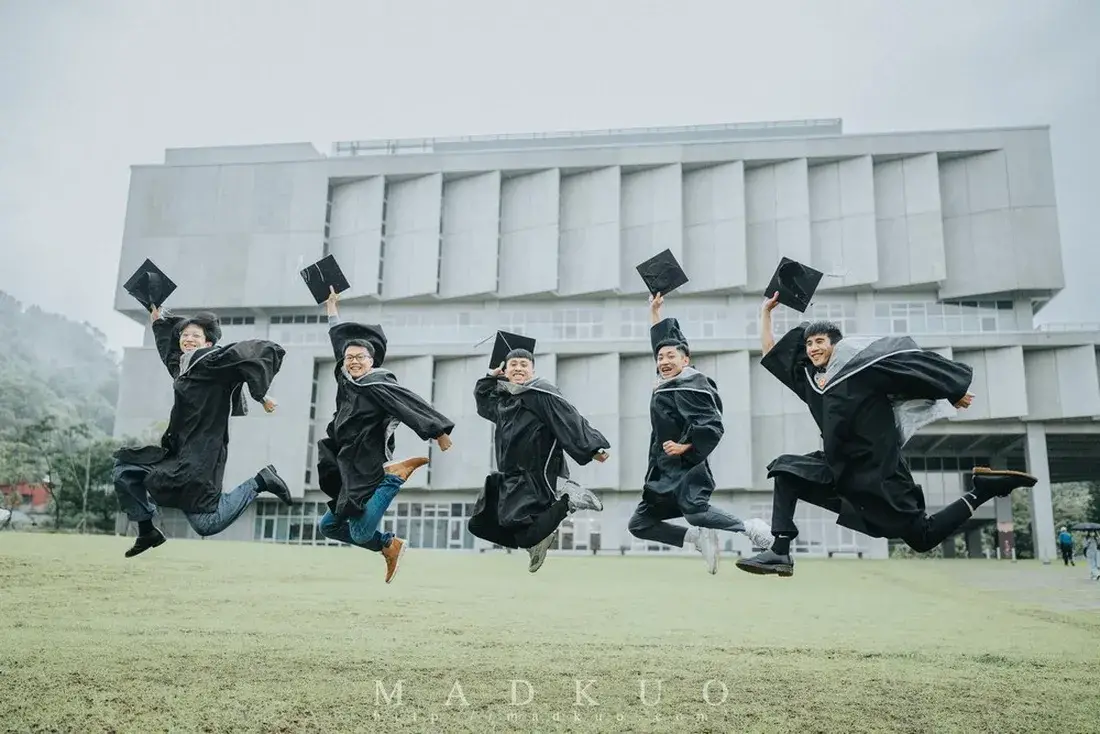 政治大學畢業照-在達賢館前奮力一跳，靳現青春活力 - 默德攝影工作室