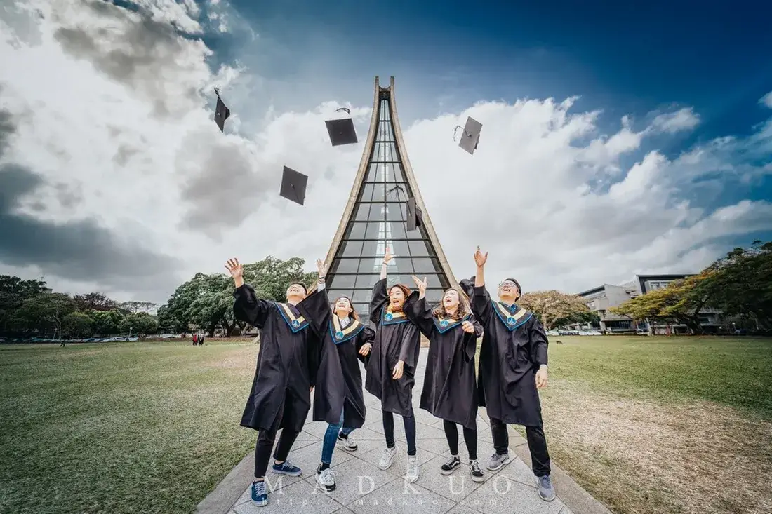 台中畢業攝影推薦，東海大學校園畢業生在路思義教堂前丟學士帽的清新日系風格攝影 - 默德攝影工作室
