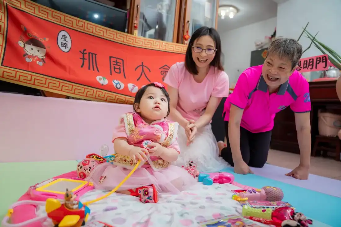 抓周趣味花絮 - 寶寶看到陌生道具時驚訝與好奇的真實表情紀錄