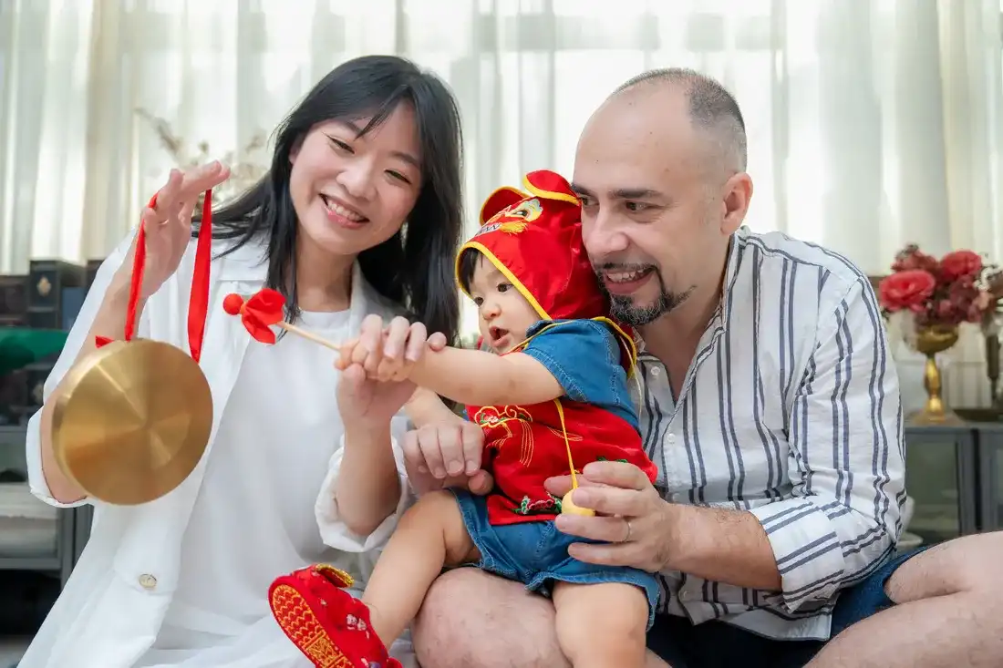 WAGA 實景攝影空間，抓周流程拍攝 - 寶寶手拿鼓棒敲響智慧鑼的活潑畫面 - [默德攝影工作室]