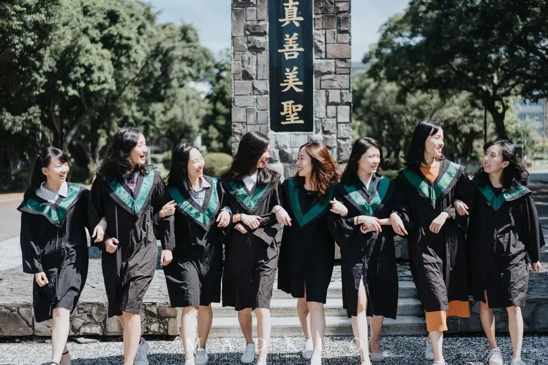 輔大醫學系畢業照，夕陽下捕捉畢業生大笑的唯美寫真 - 默德攝影工作室