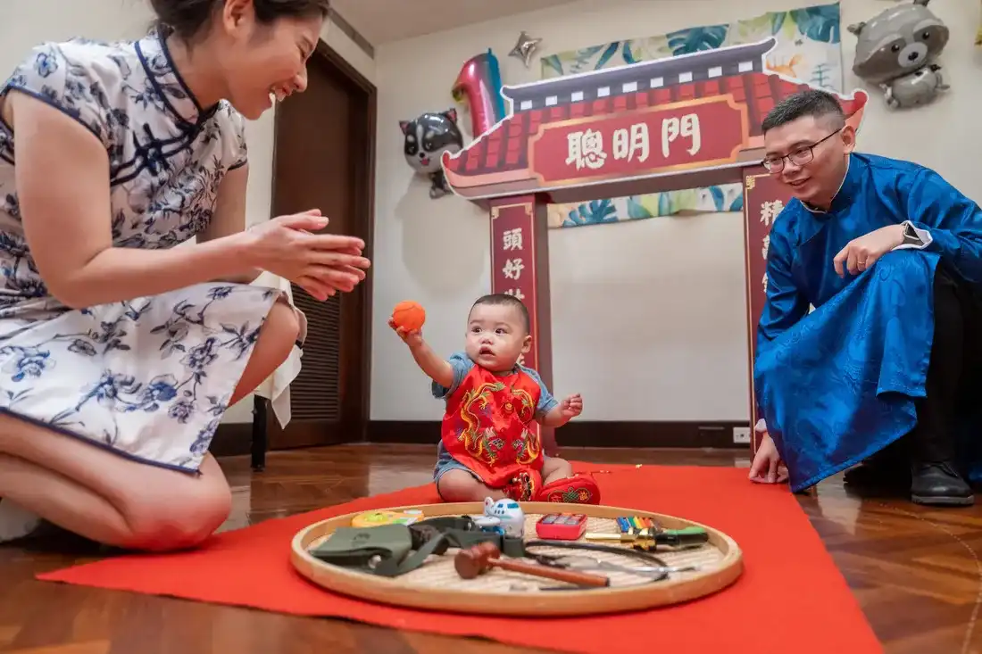 台北圓山飯店，寶寶抓周攝影 - 抓起金元寶象徵大富大貴的可愛瞬間 - [默德攝影工作室]