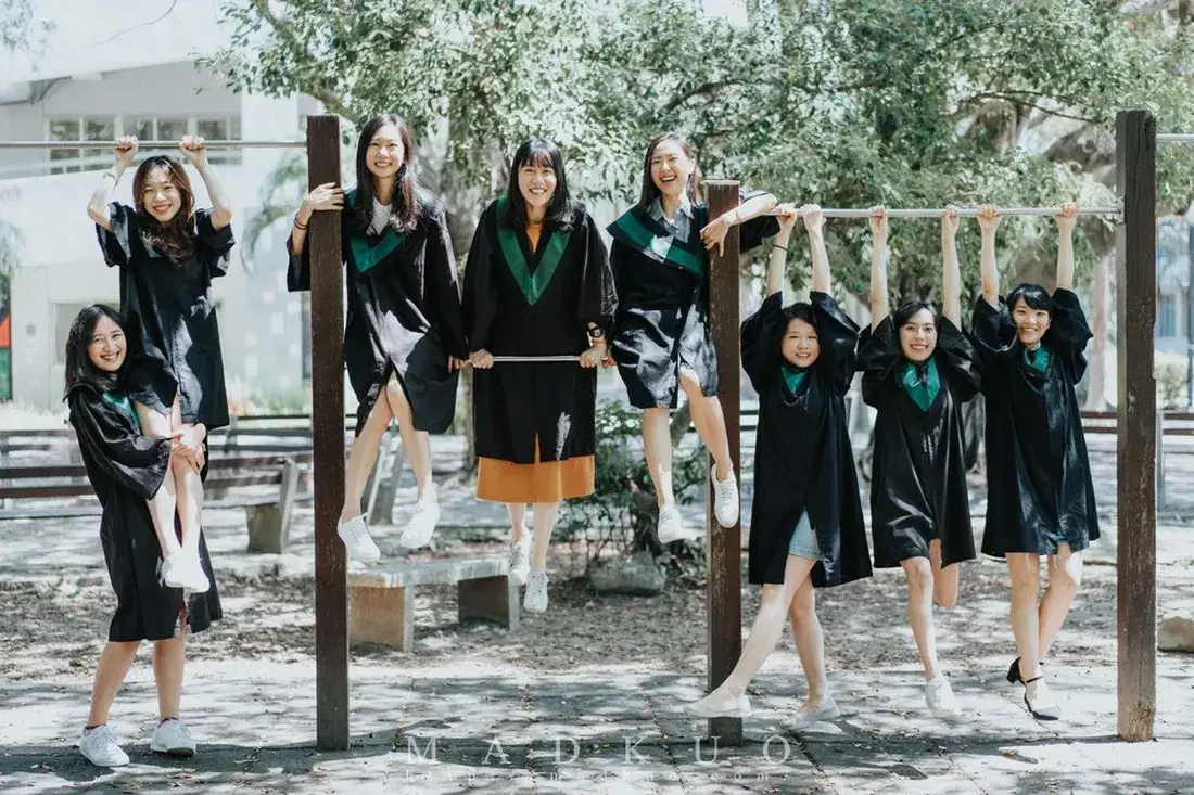 輔大畢業攝影，好友團體畢業寫真 - 穿著學士服在玩單槓的青春紀實 - 默德攝影工作室