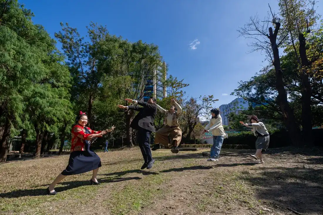 戶外全家福動態攝影 - 祖孫三代在公園草地上開心跳躍的活潑瞬間 - 默德攝影工作室
