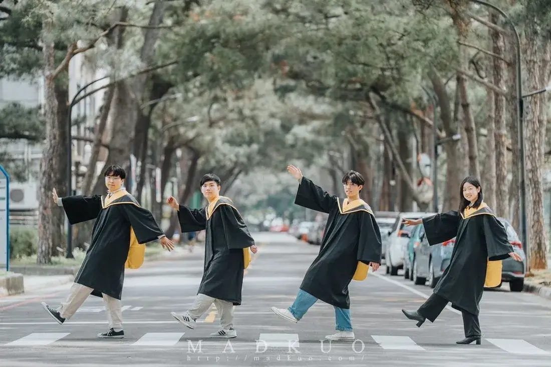 桃園畢業攝影推薦，中央大學畢業生，拍攝經典披頭四過馬路的風格 - 默德攝影工作室