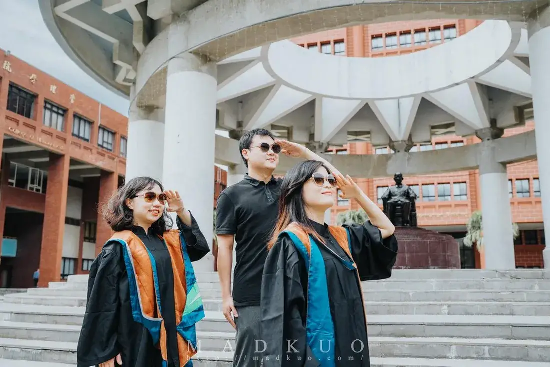 高雄畢業照攝影師推薦，中山大學碩士畢業生與老師快樂合影留念， - 默德攝影工作室