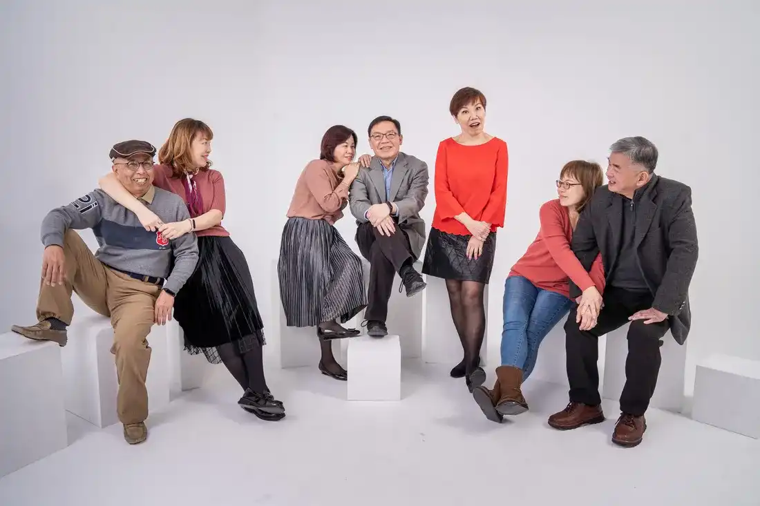 棚內長輩全家福 - 銀髮族夫妻與親友在白色背景前的自然互動寫真 - 默德攝影工作室