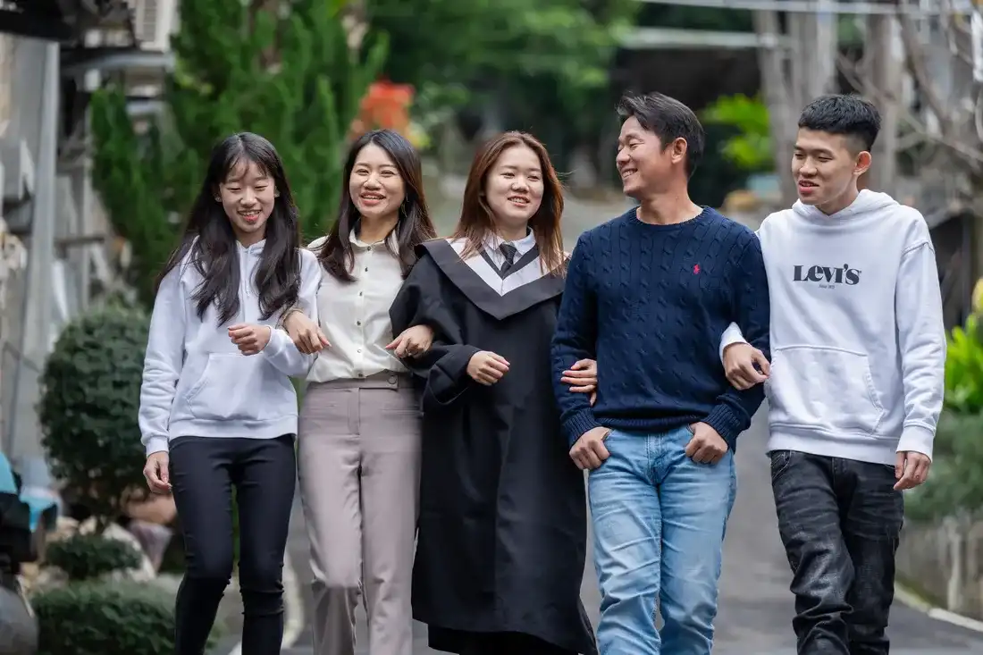 畢業全家福外拍 - 穿著學士服與家人在巷弄漫步談笑的自然風格攝影 - 默德攝影工作室