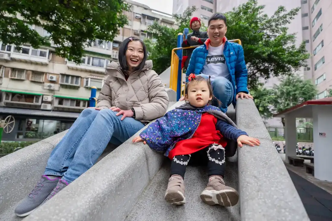親子公園生活寫真 - 爸爸媽媽陪小孩溜滑梯的自然日常紀錄