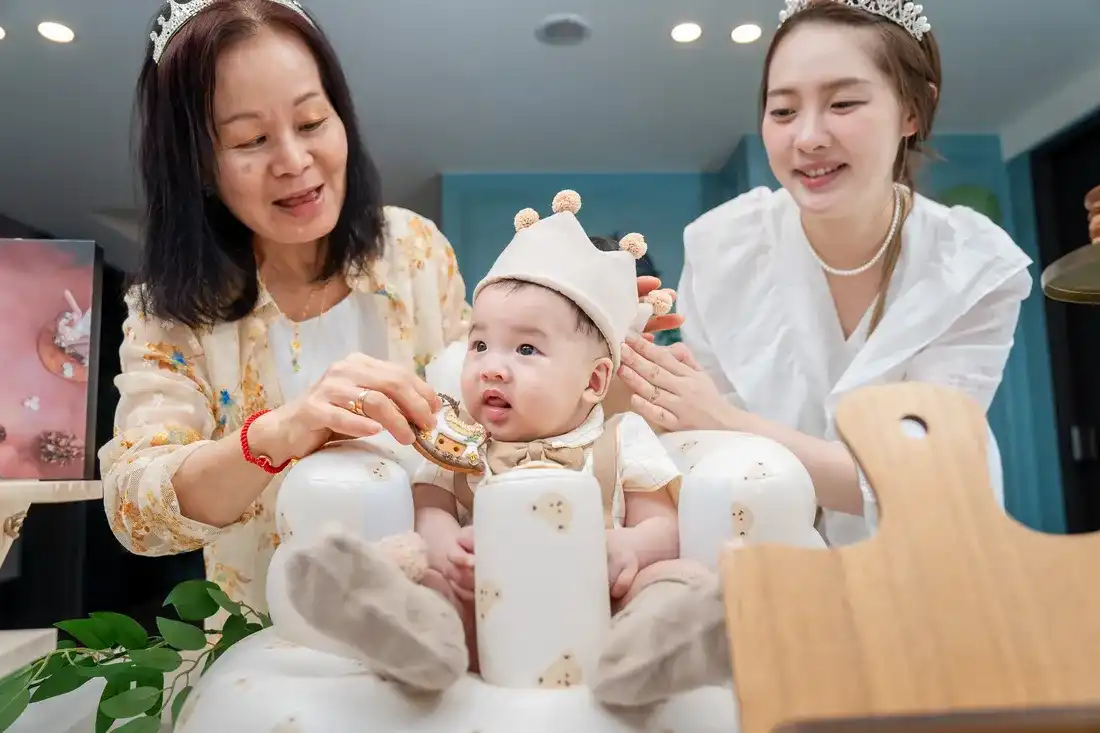 寶寶四個月收涎儀式紀錄 - 脖子掛滿收涎餅乾的可愛寫真 - [默德攝影工作室]