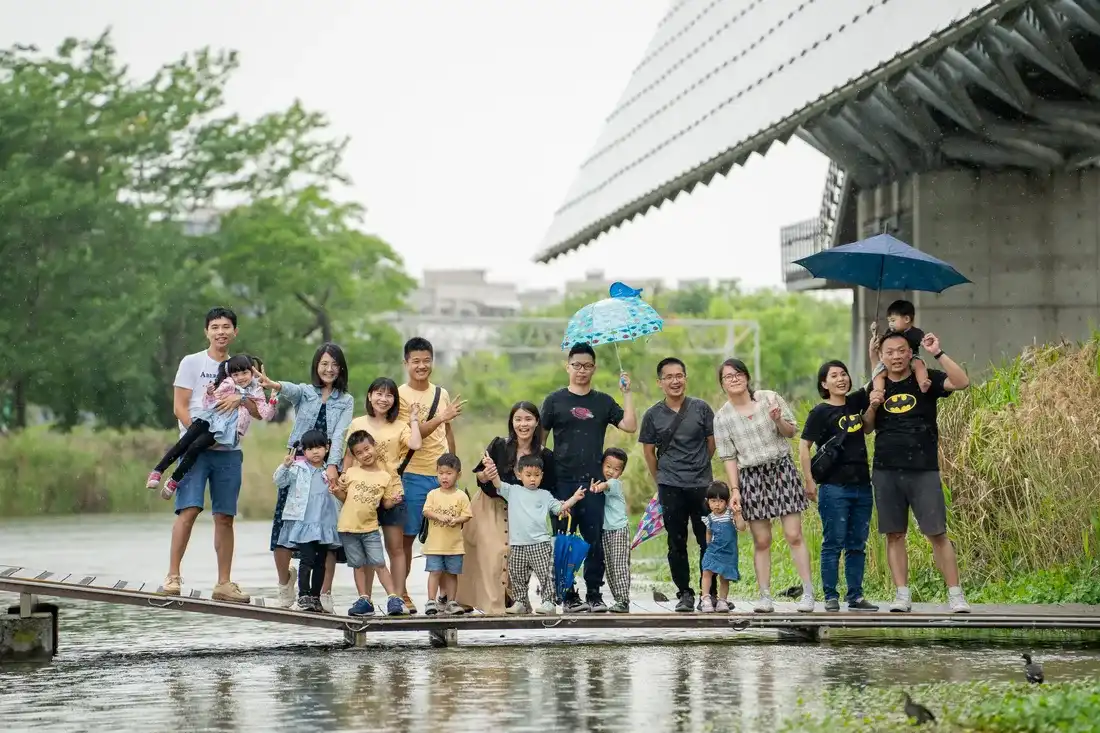 大型家族戶外旅遊攝影 - 多個家庭在臺灣歷史博物館河畔木棧道上的自然大合照