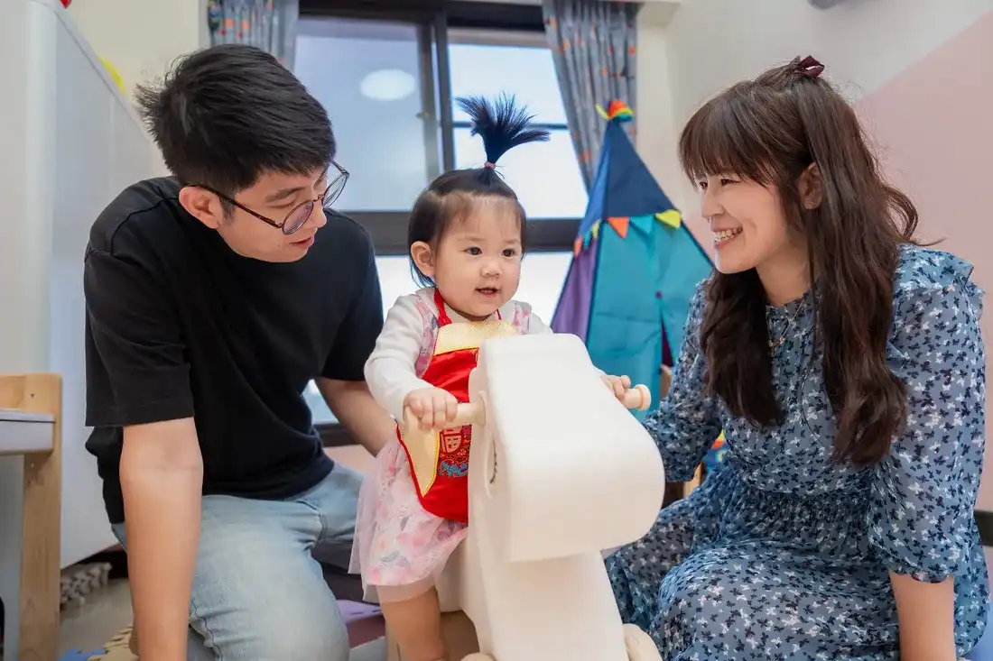 穿著虎頭帽寶寶寫真 - 圓潤臉頰與專注眼神的抓周服飾人像攝影