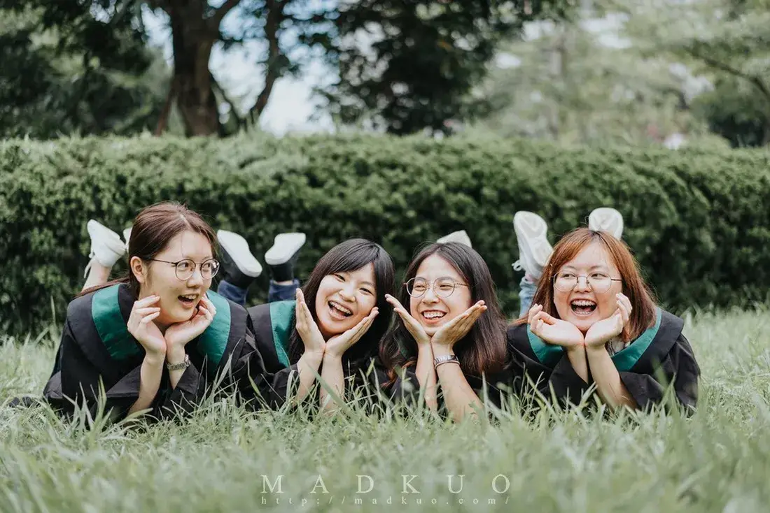 輔大畢業攝影推薦，畢業生在草地上開懷大笑，展現非常自然的風格 - 默德攝影工作室